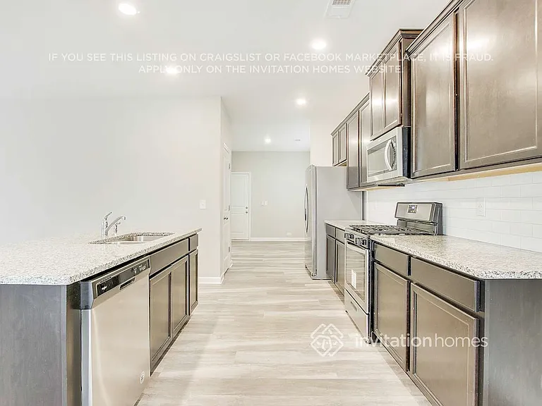 3941 Lake Manor Way — Photo 10