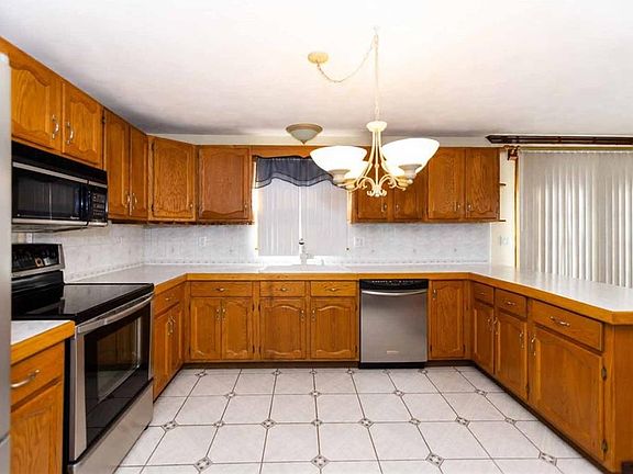 4th image of 25 Ardway Ave