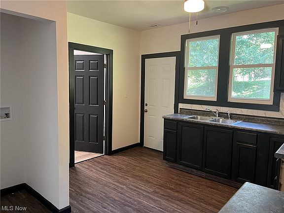 4th image of 129 Corwin Ave