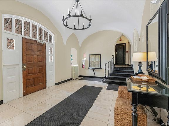 4th image of 26 Pondfield Road #1D