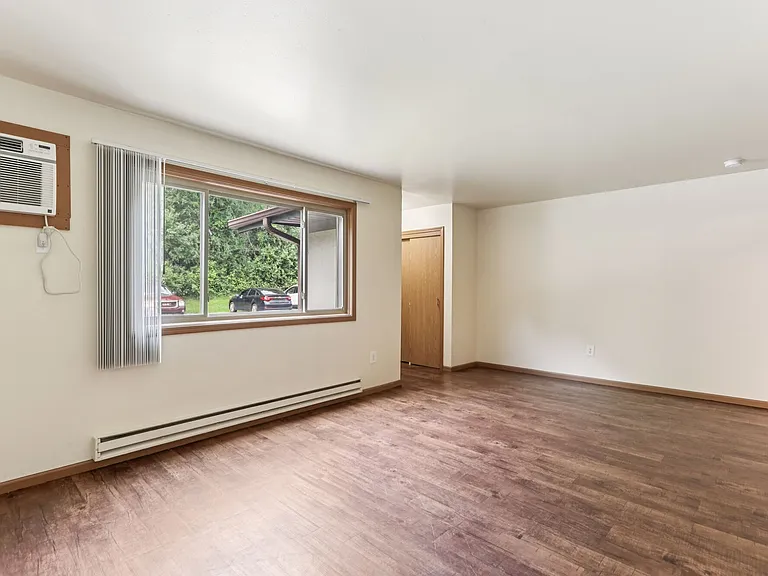 Woodfield Heights Apartments — Photo 28