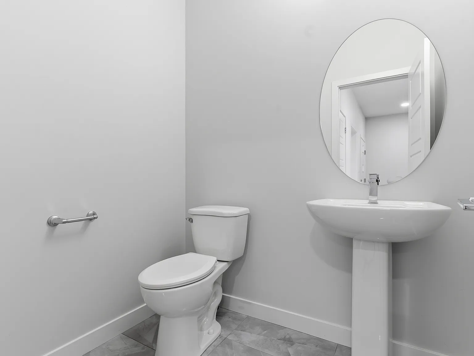 Modern 3 Bedroom Upper Floor Duplex with Double Garage in Chappelle — Photo 4