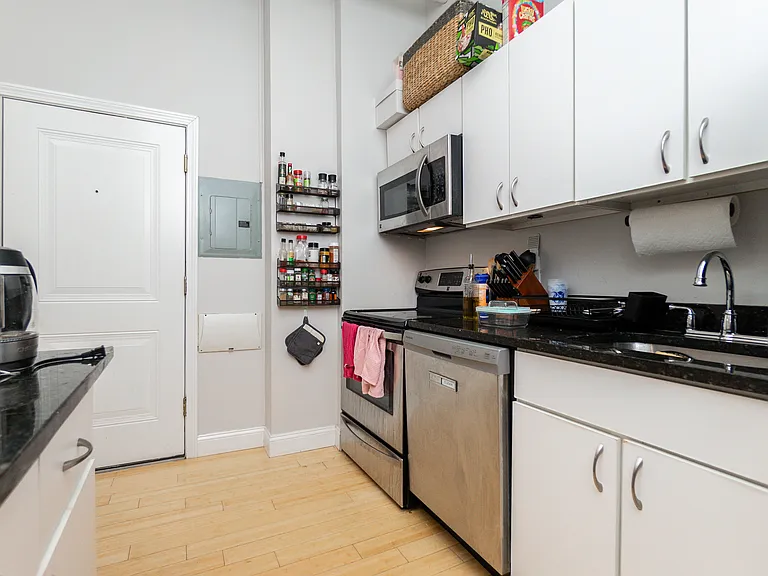 37 Temple Pl — Photo 24