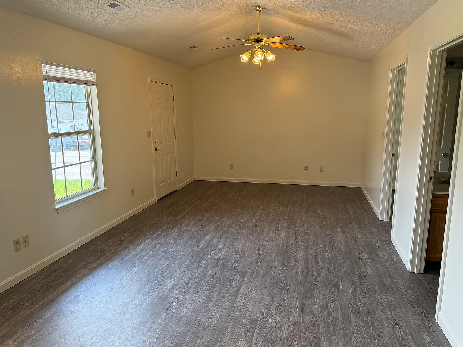 2 bed, 1.5 bath, 800 sqft, $850 — Photo 3