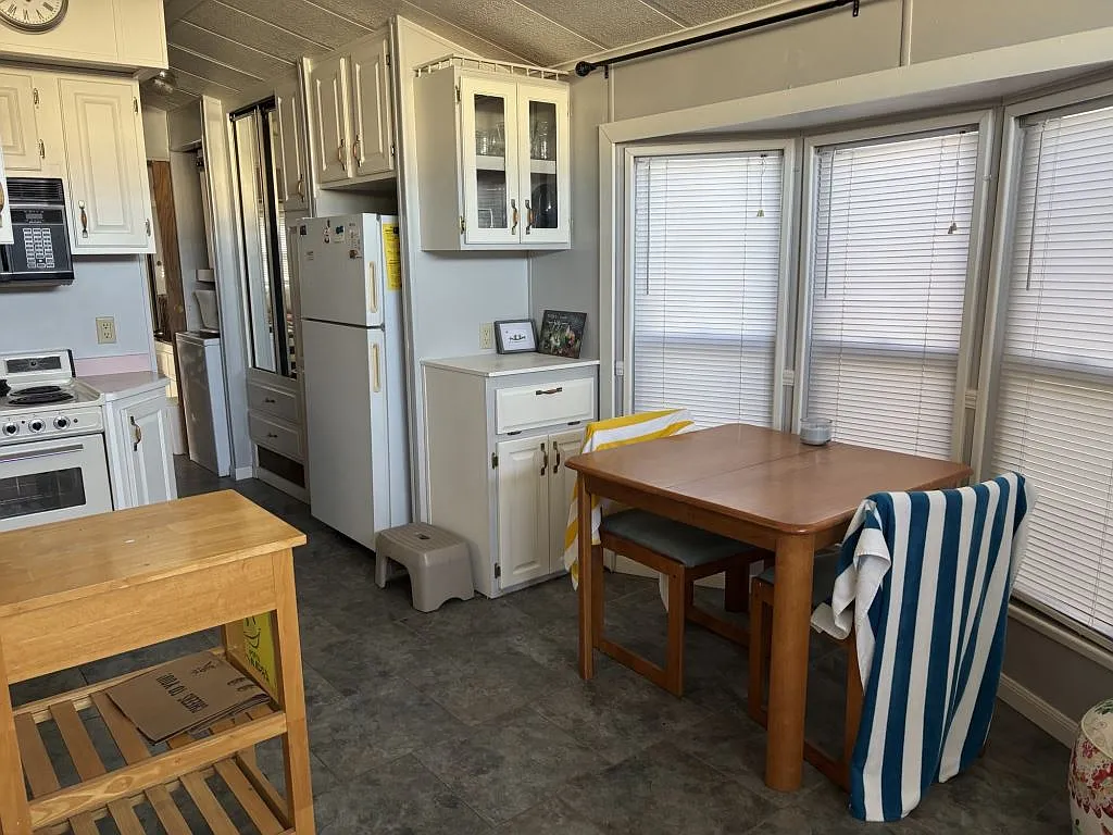 1 bed, 1.0 bath, 420 sqft, $2,644 — Photo 3