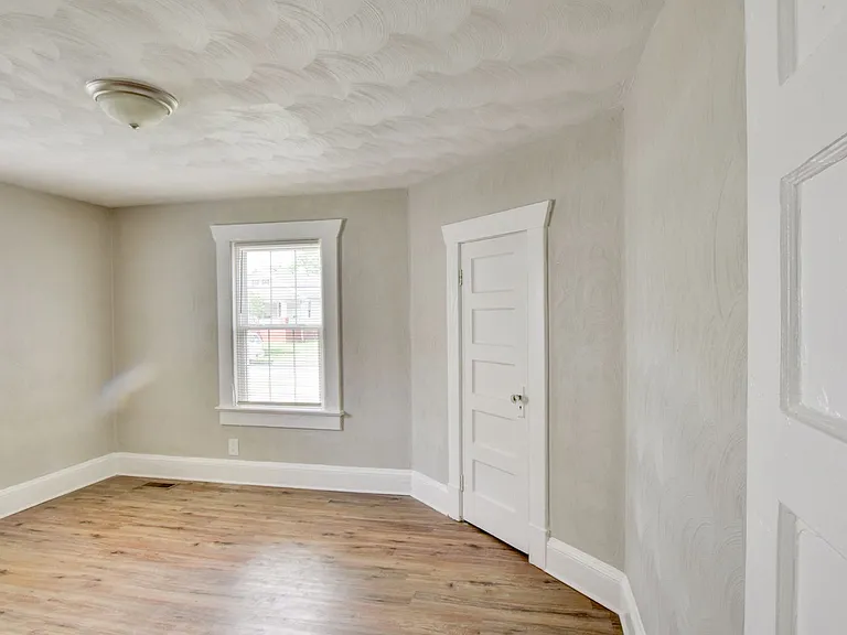 1135 Jackson Ave — Photo 6
