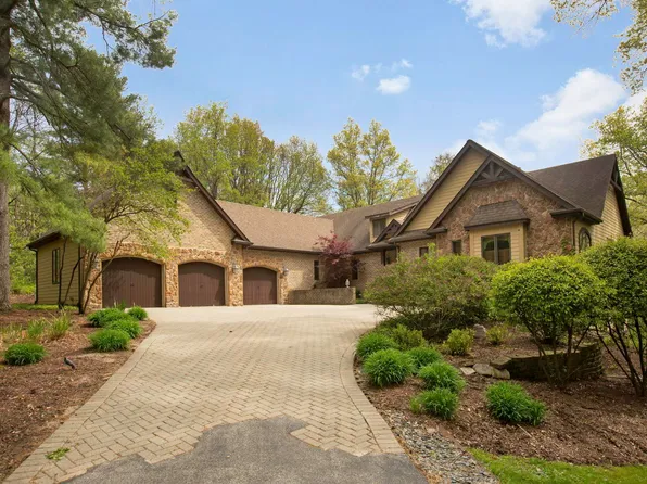 15214 Shamrock Ln, Woodstock, IL 60098