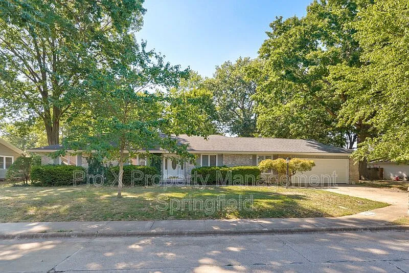 3 bed, 2.0 bath, 1914 sqft, $1,700 — Photo 1