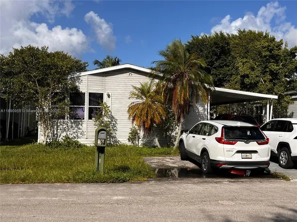 909 SW 131st Way, Davie, FL 33325