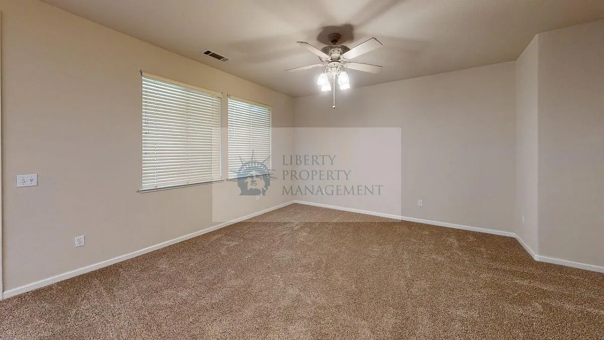 4 bed, 2.5 bath, 2562 sqft, $2,795 — Photo 3