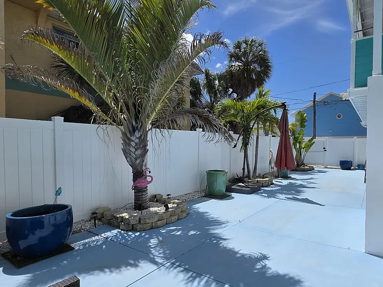 2921 Dupont St S — Photo 4
