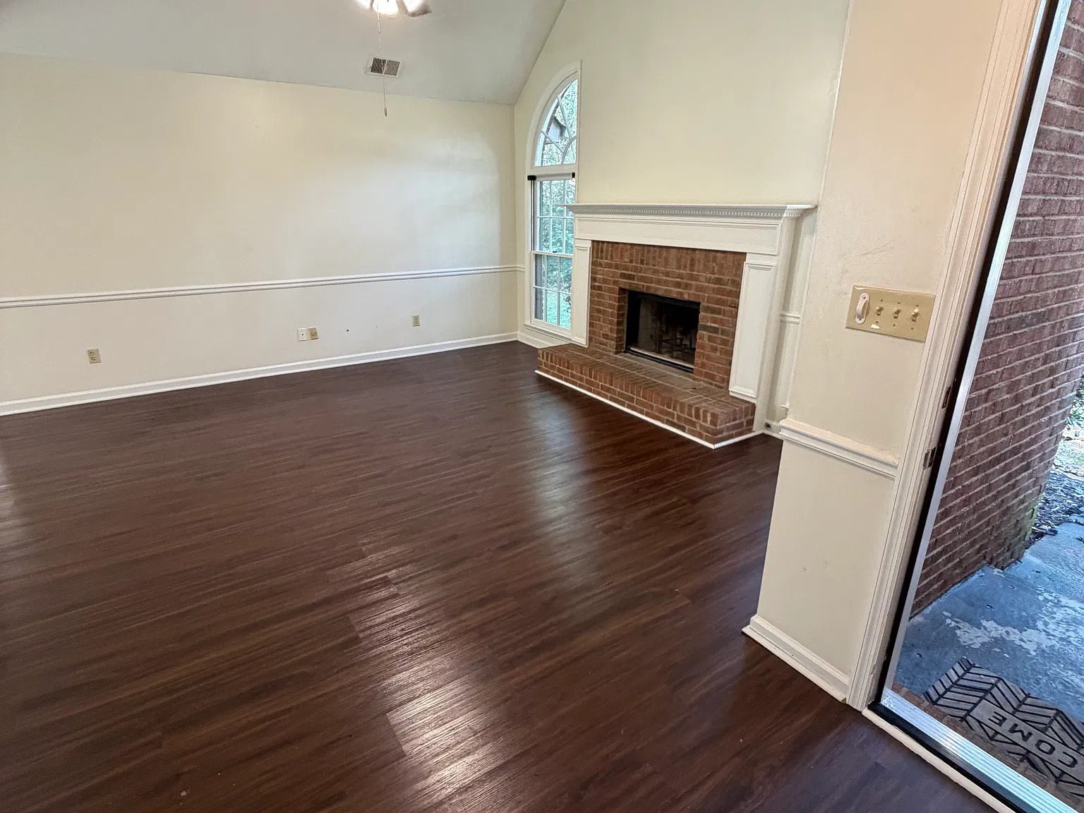 3 bed, 1362 sqft, $2,300 — Photo 2