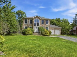 8 Bass Ct, Gouldsboro, PA 18424