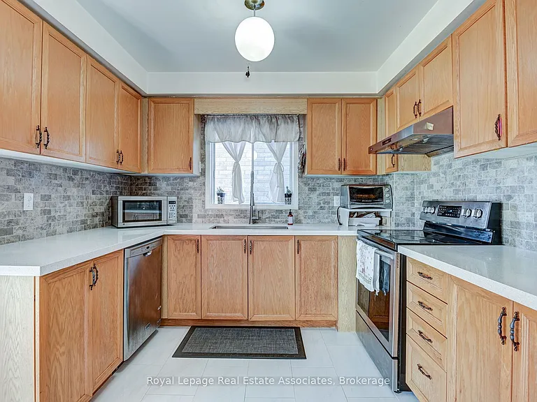 70 Nectarine Cres — Photo 11
