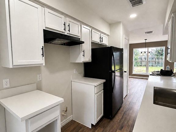 4th image of 10942 Dunvegan Way