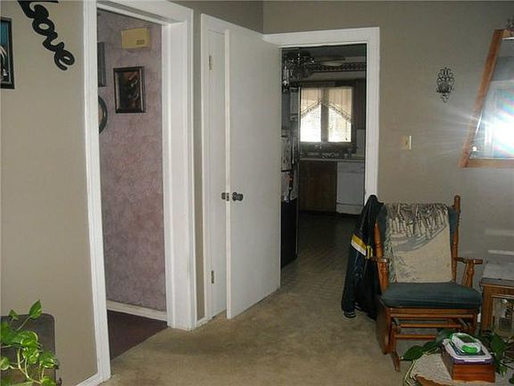 3rd image of 242 W Elm St