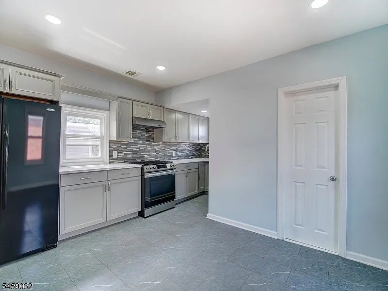 3 bed, 1.0 bath, $2,650 — Photo 3