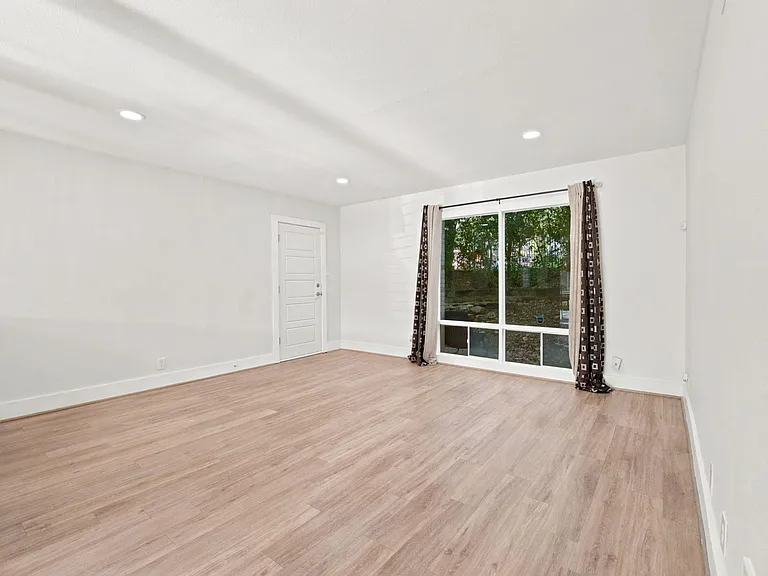 5332 Balcones Dr #B — Photo 7