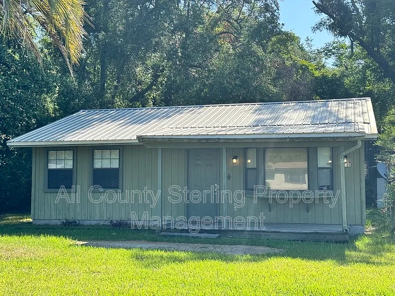 159 SW Elizabeth Ct — Photo 2