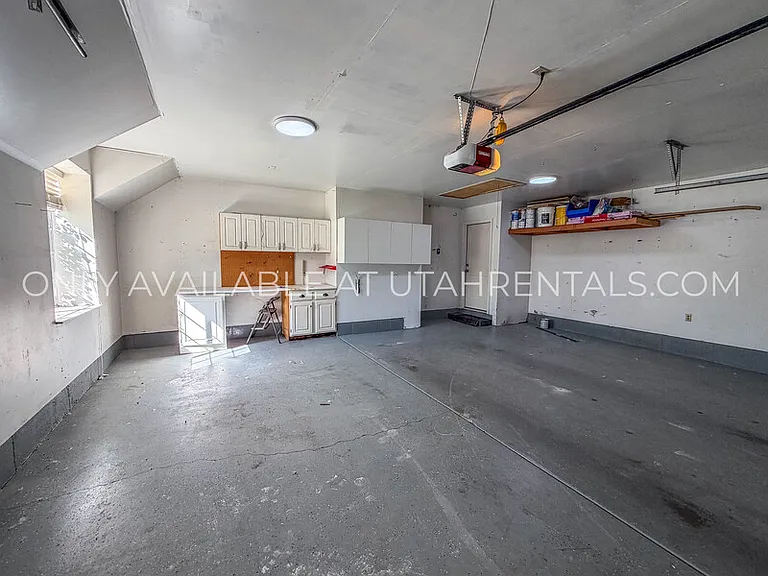 960 N Eastview Dr — Photo 49