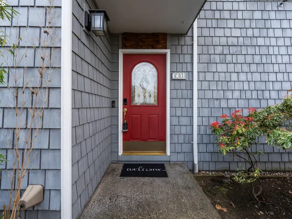 601 N Tomahawk Island Dr, Portland, OR 97217