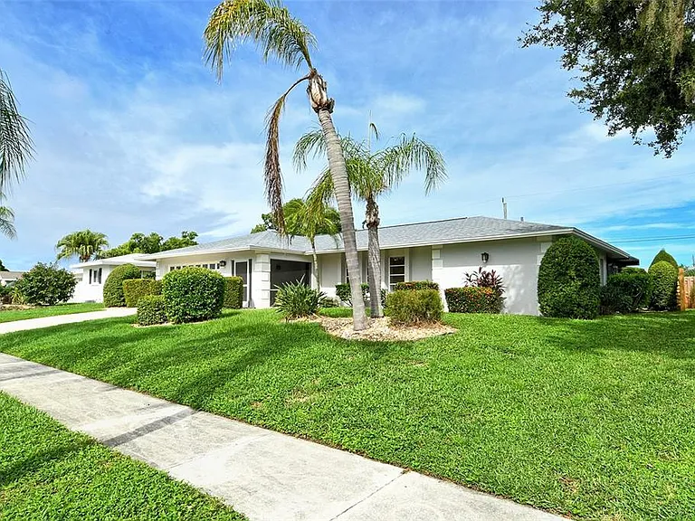 6722 Roxbury Dr — Photo 55