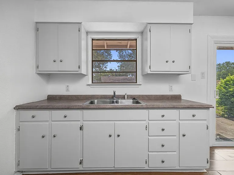 8011 Pistol Ln — Photo 5