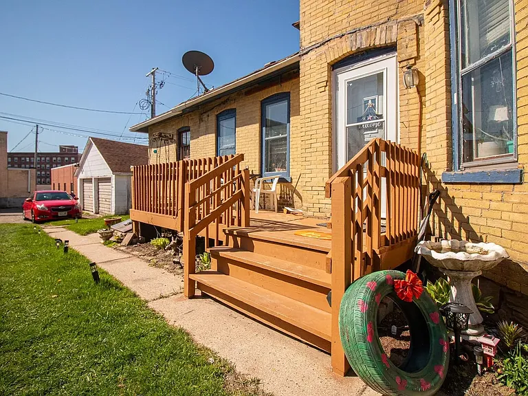 208 W Pleasant St — Photo 10