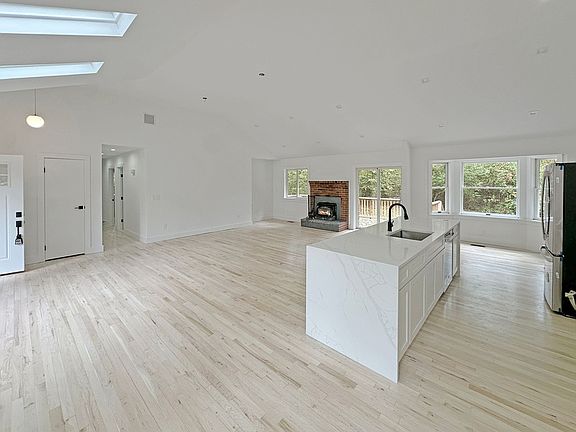 2nd image of 12 Ida Ln