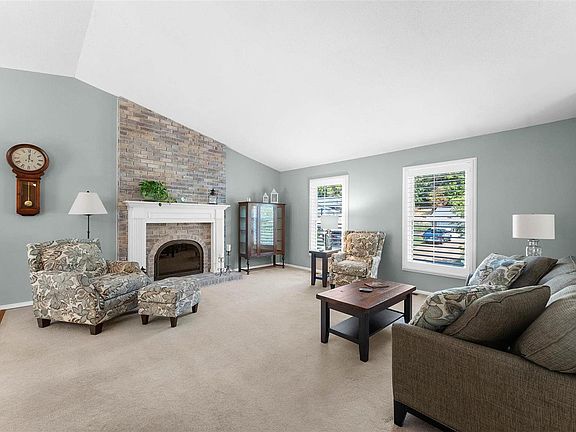 4th image of 530 Treetop Village Dr
