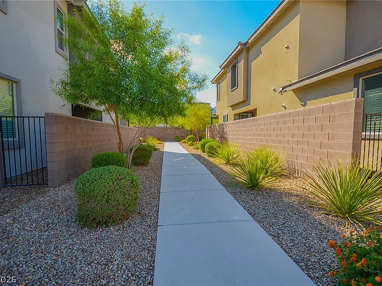 541 Tokopah Falls St — Photo 4