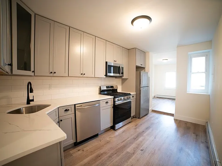 206 48th St #3 — Photo 5
