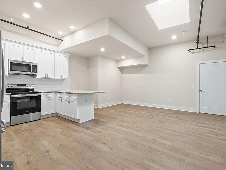 30 W Broad St #5 — Photo 3