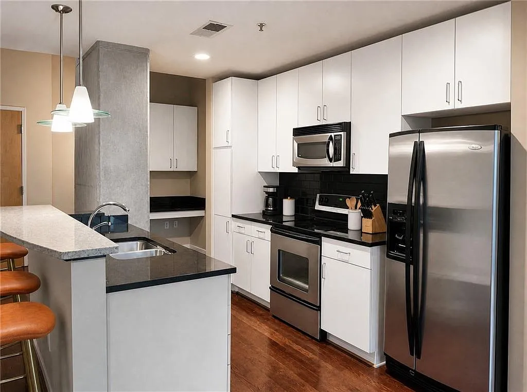 1 bed, 1.0 bath, 811 sqft, $1,875 — Photo 4