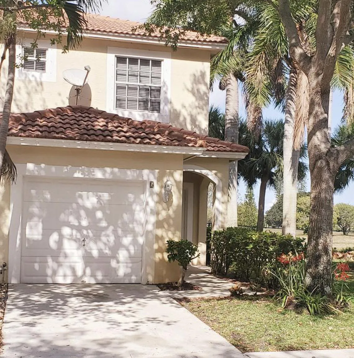 3 bed, 2.5 bath, 1374 sqft, $2,600 — Photo 1