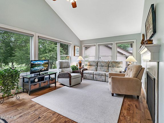 3rd image of 112 Forest View Dr