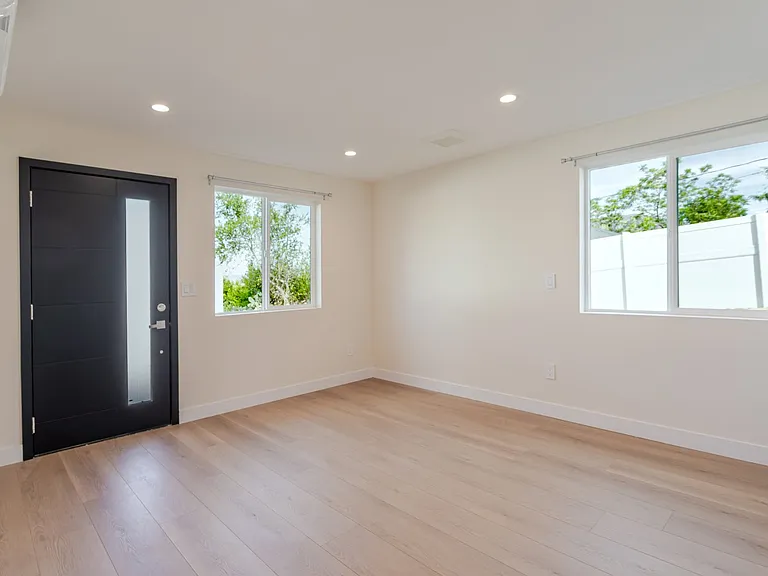 10421 Pinyon Ave — Photo 2