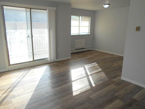 Living Room/Dining Area