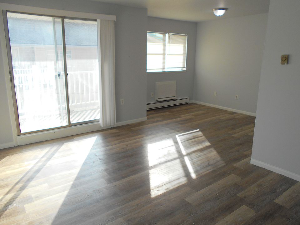 Living Room/Dining Area