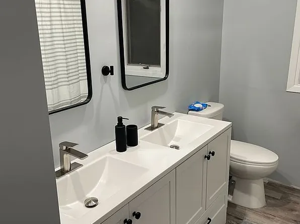 895 Cherry Ln, Seven Hills, OH 44131