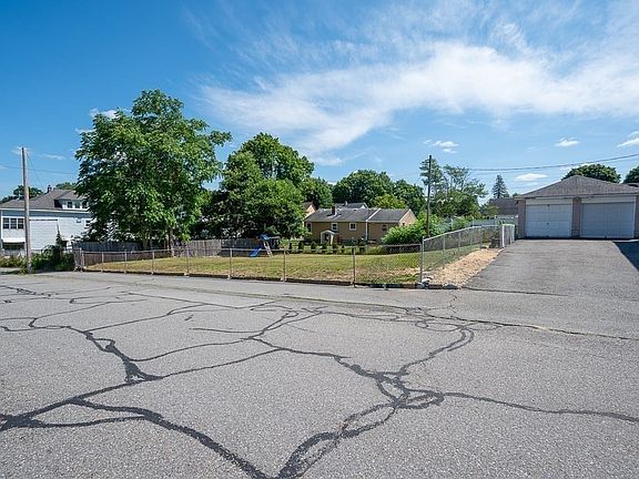 4th image of 352 Daniels St
