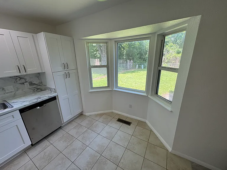 1216 E Hartford St — Photo 5