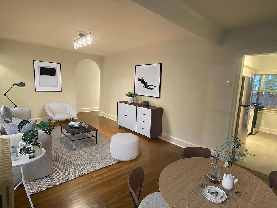 Virtually staged living/dining room