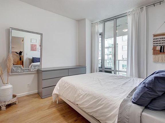 4th image of 210 15th Ave SE #1302