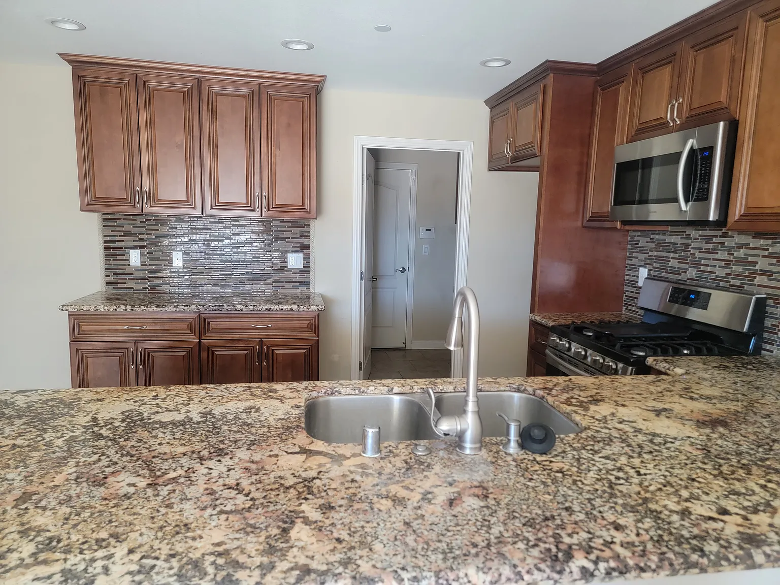 4 bed, 1595 sqft, $2,350 — Photo 4