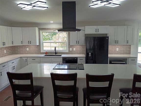 3rd image of 365 Deberry Rd