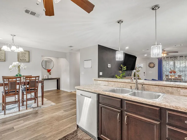 503 Eisenhower Dr — Photo 10