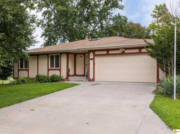 10636 Spaulding Cir, Omaha, NE 68134