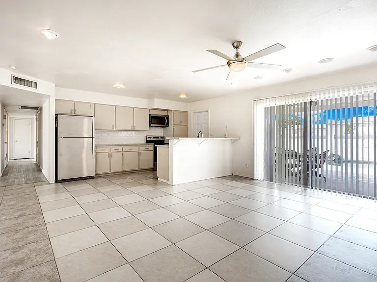 1702 E El Parque Dr — Photo 2