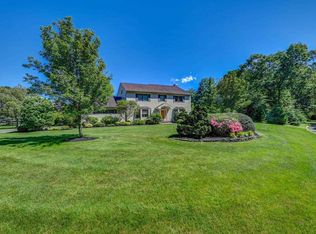 7 Hollow Ct, Calverton, NY 11933